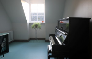 Klavieru telpa Alfrēda Kalniņa Cēsu Mūzikas vidusskolā